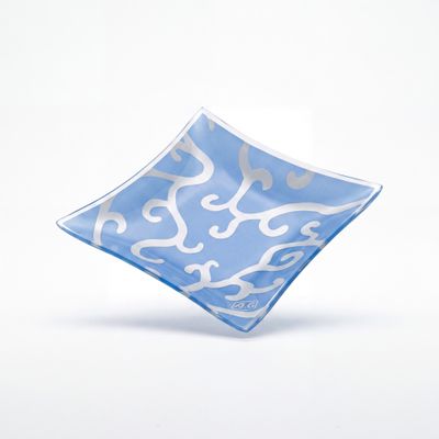 une assiette bleue et blanche ornée d'un motif
