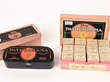 deux boîtes de savon et une boîte de savon posées sur une surface blanche