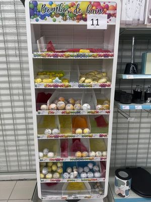 une vitrine remplie de différents types de cupcakes dans un magasin