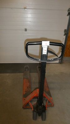une photo d'un chariot élévateur dans un garage