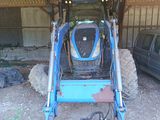 un tracteur garé dans un garage