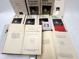 plusieurs livres sont empilés sur une table