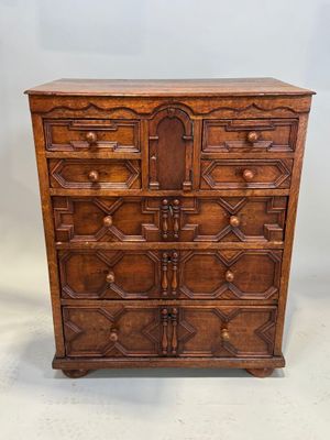 une commode en bois avec des tiroirs et des tiroirs de chaque côté