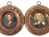 Deux tableaux représentant Jésus et Marie sont accrochés au mur.