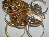 un tas de bagues en or et en argent posées sur une table