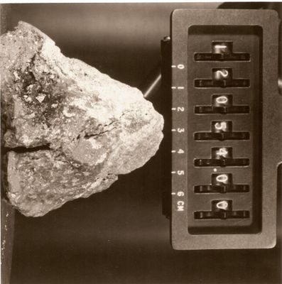 photographie en noir et blanc d'un rocher à côté d'une photo en noir et blanc d'un clavier d'ordinateur