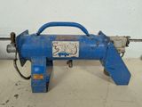 une machine bleue posée sur le sol