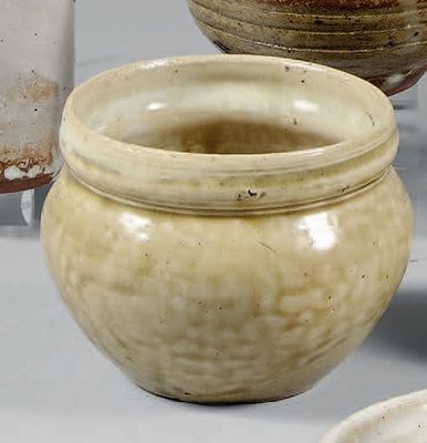 trois vases posés l'un à côté de l'autre sur une table