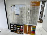 beaucoup de cartons et de bacs remplis de nourriture par terre