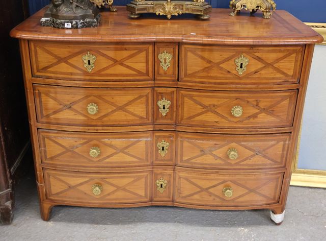 Commode arbalète en noyer marqueté de forme géométriques, ouvrant...