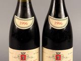 deux bouteilles de vin rouge posées l'une à côté de l'autre sur une table