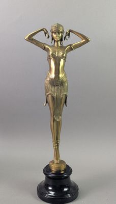 une image représentant une statue en bronze d'une femme, les mains posées sur la tête