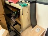 une boîte posée par terre devant un bureau
