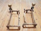 une paire de cadres de lit anciens en fonte posés sur un parquet