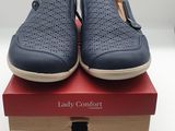 les chaussures sont posées sur une boîte, sur une surface blanche
