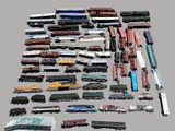 un grand nombre de trains miniatures posés sur une table