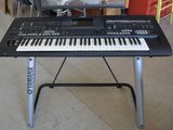 un clavier posé sur une table dans une pièce
