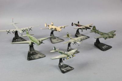 de nombreux modèles réduits d'avions posés sur une table