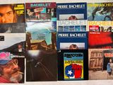 de nombreux livres alignés sur le mur d'une pièce