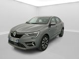 un SUV Renault Kad gris garé dans une pièce blanche