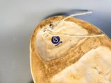 une assiette en bois ornée d'un motif bleu et blanc