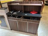 a counter that has a bunch of knives on it