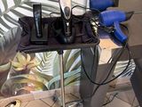 un sèche-cheveux posé sur une table