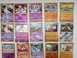 Il y a beaucoup de cartes Pokémon accrochées au mur dans cette pièce.