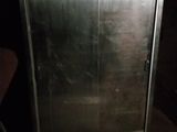 une armoire métallique munie d'une porte, dans une pièce sombre