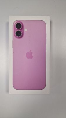 une coque d'iPhone d'Apple dans une boîte posée sur une surface blanche