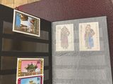 un livre ouvert avec des timbres, posé sur une table