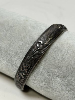 une photo en gros plan d'une serviette sur laquelle repose une bague