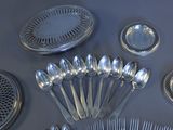 many spoons and spoon spoons on a table