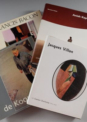 Deux livres sont posés sur une table : l'un est un tableau et l'autre est un tableau.