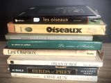 plusieurs livres empilés sur une table