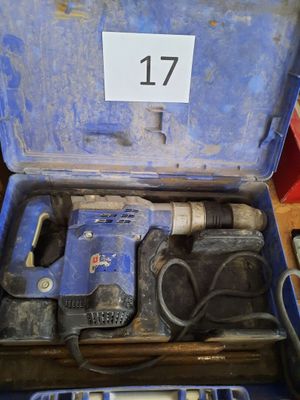 une boîte à outils bleue avec des outils sur une table