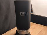une cafetière posée sur une table en bois