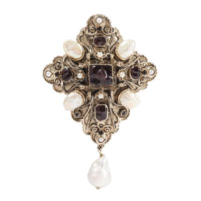 un gros plan d'une broche ornée de perles