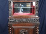 une armoire en bois surmontée d'un miroir
