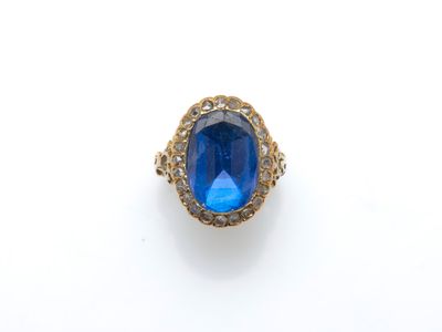 une bague en saphir et diamant