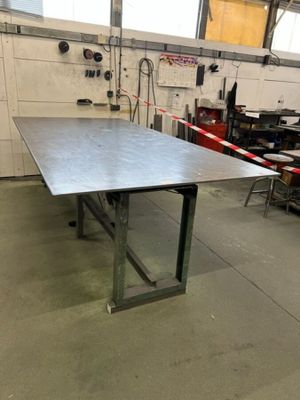 une table placée au milieu d'une pièce