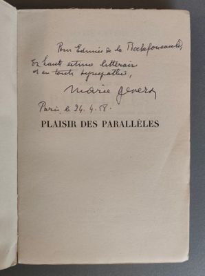 un livre ouvert, sur lequel est posée une note manuscrite, posé sur une table