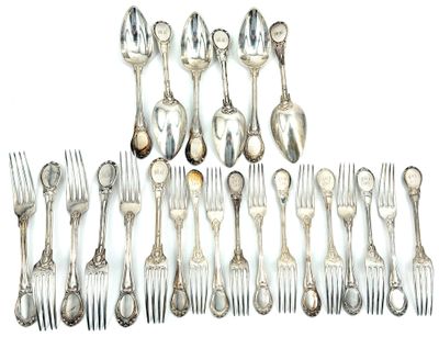 beaucoup de cuillères et de fourchettes en argent sur la table