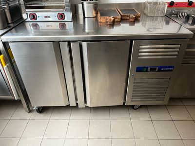 Sur désignation à VIENNE (38200) : Tour réfrigéré inox négatif a dosse