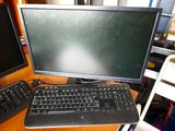 un écran d'ordinateur et un clavier sur un bureau