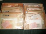 une boîte remplie de courrier posée sur une table
