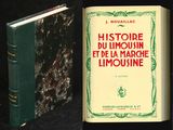 deux livres posés l'un à côté de l'autre sur une table