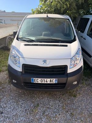 deux camionnettes blanches garées l'une à côté de l'autre dans un parking