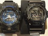 deux montres assises l'une à côté de l'autre sur une table