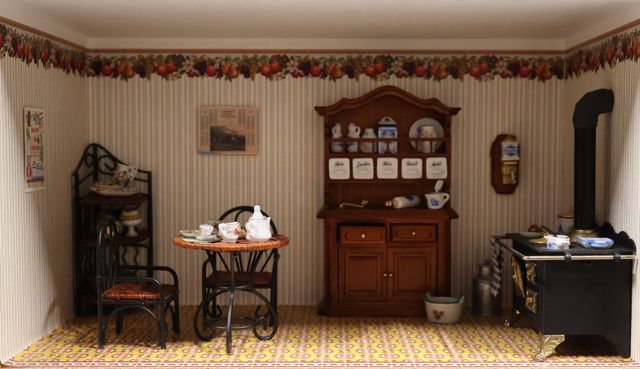 Diorama. Composition miniature, dans une vitrine en bois, vitre e...